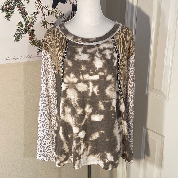BUCKETLIST Tops - Bucketlist Patterned Long Sleeve Top Size M